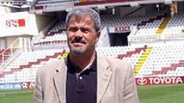 <b>TERCER ENTRENADOR ESTA TEMPORADA.</b> Antonio Iriondo, hasta la fecha entrenador del filial franjirrojo, ha sustituido a Benítez en el banquillo de Vallecas, convirtiendose en el tercer entrenador de esta campaña en el Rayo.