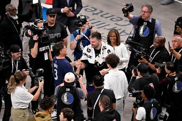 Luka Doncic abraza a Mark Cuban, anterior propietario de Dallas Mavericks que apostó por el esloveno en su llegada a la NBA.