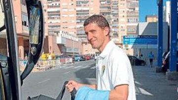 <b>PALIZÓN. </b>Nano sube al autobús del Cádiz que recorrió 800 kilómetros hasta Castellón.