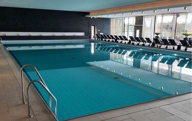 Piscina climatizada con solárium. 