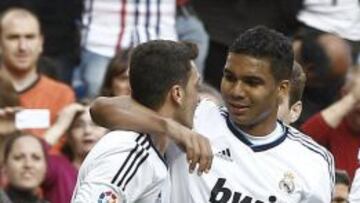 Casemiro abraza a Ozil