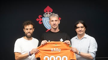 El portero rumano Andrei Radu, posa junto Sergio Álvarez, miembro del consejo de administración, y Marco Garcés, director de fútbol, durante su presentación como jugador del Celta.