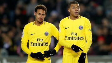 Soccer Football - Ligue 1 - Strasbourg vs Paris St Germain - Stade de la Meinau, Strasbourg, France - December 2, 2017 Paris Saint-Germain’s Neymar looks on as Kylian Mbappe gestures REUTERS/Gonzalo Fuentes