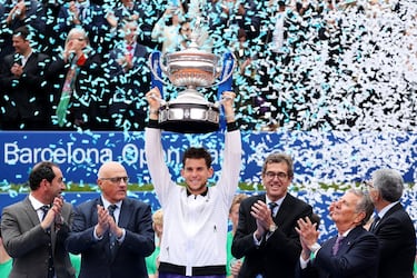 Dominic Thiem levanta el trofeo después de ganar el partido individual masculino contra Daniil Medvedev el 28 de abril de 2019.
