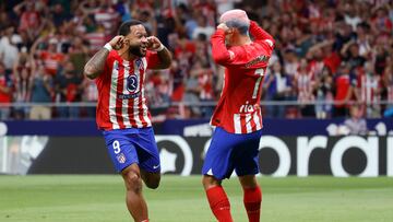 Memphis y Griezmann celebran el gol del neerlandés al Granada.