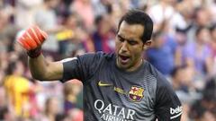 Claudio Bravo est&aacute; a un paso de hacer historia en Barcelona.