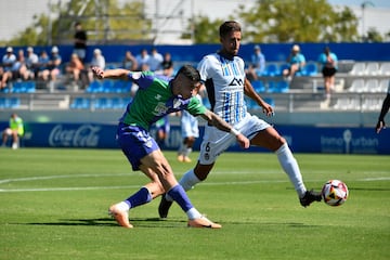 Roberto dispara a puerta ante la oposición de Villapalos en el partido de ida.