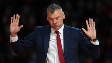 Barcelona&#039;s Lithuanian coach Sarunas Jasikevicius gestures during the second round Euroleague Basketball match between FC Bayern Munich and FC Barcelona at the Audi Dome in Munich, southern Germany, on October 7, 2021. (Photo by Christof STACHE / AFP)