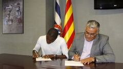 Diop firmando la renovaci&oacute;n