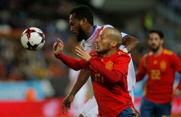 Kendall Waston y David Silva.