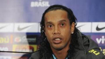 El jugador de la selecci&oacute;n brasile&ntilde;a de f&uacute;tbol, Ronaldinho, durante una rueda de prensa celebrada en el estadio de Wembley en Londres, Reino Unido, el 05 de febrero de 2013. Brasil se enfrentar&aacute; a Inglaterra en partido amistoso el pr&oacute;ximo 06 de febrero. 