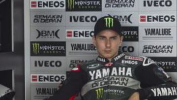 El piloto espa&ntilde;ol de MotoGP Jorge Lorenzo, espera sentado en el &#039;box&#039; del equipo.