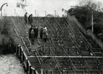 El 2 de enero morían 66 personas en el Ibrox Park de Glasgow. Sucedía en el Rangers-Celtics tras romperse las barreras de contención de la escalera número 13 del estadio de los Rangers. Una de las hipótesis  del accidente culpan al gol tardío de Stein para los Rangers, tras 89 minutos de empate a cero. Dicen que los aficionados, que ya  estaban yendose, volvieron masivamente para celebrar el gol y que la valla cedió provocando la tragedia.