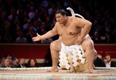 Onosato realiza su ceremonia de entrada al ring durante el primer día del Gran Torneo de Sumo en el Royal Albert Hall.