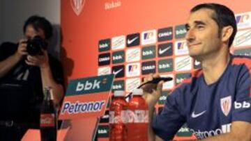 GRA173. LEZAMA (BIZKAIA), 08/07/2014.- El entrenador del Athletic de Bilbao, Ernesto Valverde, en rueda de prensa tras finalizar el primer d&iacute;a de entrenamiento tras las vacaciones de verano. EFE/LUIS TEJIDO