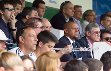 El Juvenil blanco ganó 4-1 al Atlético de Madrid Juvenil en la final de la Copa del Rey disputada en Calahorra (La Rioja). En la foto, Roberto Carlos viendo el encuentro.