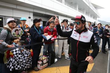 Alonso aclamado por los fans.