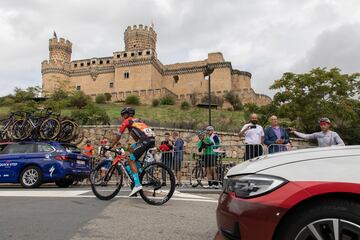 Un corredor se dirige a la salida de la etapa de montaña entre Manzanares el Real y Guadarrama de la Vuelta ciclista a España 2023.