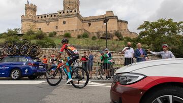 Un corredor se dirige a la salida de la etapa de montaña entre Manzanares el Real y Guadarrama de la Vuelta ciclista a España 2023.