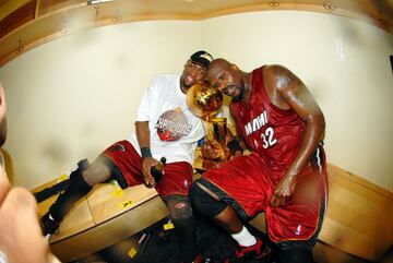 Después de 9 años de éxito en los Lakers, Sahq fichó por Miami Heat, donde estuvo desde 2004 hasta 2008 y consiguió un anillo de la NBA en 2006.
Con Larry O'Brien celebrando el último campeonato de la NBA que ganaría.