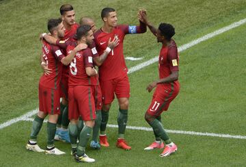 Cristiano Ronaldo celebra el 0-1 de penalti con el resto del equipo.