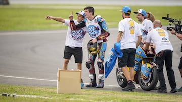 Álex Márquez durante la celebración del título de Moto2.
