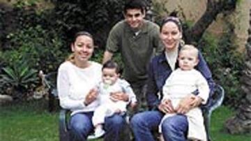 <B>LA FAMILIA</B>. Vicente, Sandra, Carmen, Vicentín y Martina. En la foto familiar sólo falta De los Santos. Los cuñados se enfrentan el domingo.