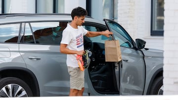 André Almeida llega en coche a la Ciudad Deportiva de Paterna.
