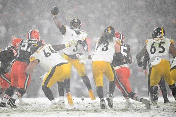 Russell Wilson lanza un pase durante el cuarto cuarto del partido entre Cleveland Browns y Pittsburgh Steelers.