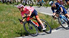 El ciclista espa&ntilde;ol Juan Pedro Lopez rueda con la maglia rosa de l&iacute;der durante la quinta etapa del Giro de Italia.