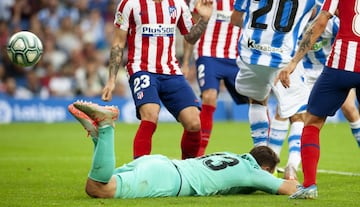 Oblak recibe un tremendo golpe en la jugada del segundo gol, que lo deja aturdido.