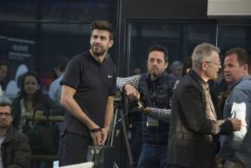 Piqué se divierte jugando al padel con Puyol, Corretja y Costa