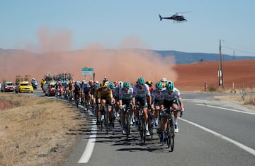 Wout Van Aert del Jumbo Visma se volvió a quedar con la victoria después de una etapa marcada por los abanicos que afectaron a varios que estaban en el Top 10 de la clasificación general. Egan es el mejor colombiano a 13 segundos del líder Adam Yates del 