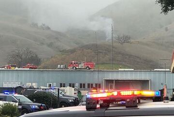 Bomberos en el lugar del accidente aéreo en Calabasas.