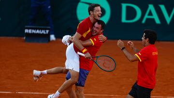 MARBELLA (MÁLAGA), 14/09/2025.- El equipo español celebra la victoria ante Dinamarca, tras el partido de la Copa Davis disputado este domingo en el club de tenis Puente Romano en Marbella.- EFE/ Jorge Zapata