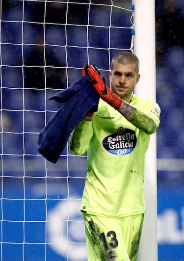 El portero, en sus 10 temporadas y 165 partidos, ha militado en siete equipos diferentes: Rayo Vallecano, Deportivo de la Coruña, Almería, Osasuna, Levante, Málaga y Barcelona.