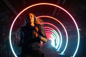 La atleta estadounidense Lolo Jones en el Run The Tube, un acto que forma parte de la campaña de ASICS#IMoveLondon que pretende inspirar a los londinenses a moverse más y usar su ciudad como su gimnasio.  