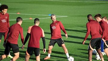 Atletico Madrid's French forward Antoine Griezmann (C) and Club Atletico de Madrid players attend a training session at the club's training ground in Majadahonda near Madrid on October 25, 2022 on the eve of their UEFA Champions League football match against Bayer Leverkusen. (Photo by JAVIER SORIANO / AFP) (Photo by JAVIER SORIANO/AFP via Getty Images)