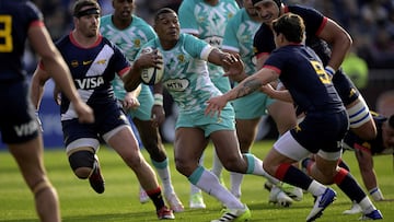 South Africa's Springboks fullback Damian Willemse (R) runs to elude a tackle by Argentina's Los Pumas scrum-half Gonzalo Bertranou (2-R) lock Tomas Lavanini (R) and hooker Julian Montoya during the Rugby Union test match at Jose Amalfitani stadium in Buenos Aires, on August 5, 2023 in preparation for the upcoming 2023 Rugby World Cup in France. (Photo by JUAN MABROMATA / AFP)