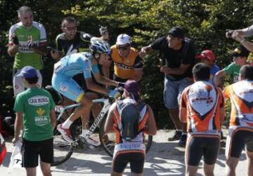 El corredor italiano del equipo Astana Fabio Aru en los últimos metros de la subida al Santuario de San Miguel de Aralar donde se ha proclamado vencedor de la udécima etapa de la Vuelta Ciclista a España que con un recorrido de 153,4 kilómetros, ha comenzado en Pamplona y terminado en el Santuario de San Miguel de Aralar.