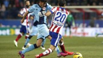 El defensa del Atl&eacute;tico de Madrid Juanfran (d) lucha el bal&oacute;n con Jozabed S&aacute;nchez, del Rayo Vallecano, durante el partido de la vig&eacute;simo jornada de Liga en Primera Divisi&oacute;n que se disputa esta noche en el estadio Vicente Calder&oacute;n, en Madrid.