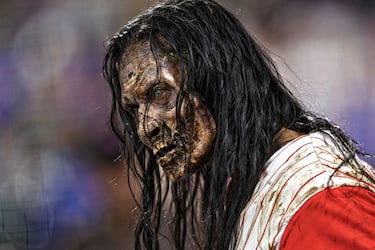 En la MLB los New York Mets evidenciaron ayer su buen momento de juego con un triunfo por 8-3 ante los Arizona Diamondbacks, durante la séptima entrada en el Citi Field de Nueva York. En las gradas del estadio pudo verse campar a sus anchas a este curioso a la vez que aterrador aficionado, uno de los zombies de la la serie televisiva The Walking Dead.