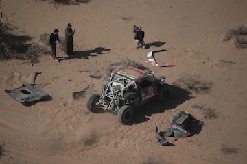 El Dacia del piloto francés Sébastien Loeb es visto después de estrellarse durante la etapa 3 del Rally Dakar, etapa cuyo recorrido fue entre Bisha y Al Henakiyah.