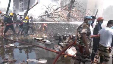 Personal de emergencia trabaja en el lugar del accidente de un avión de Air India en Ahmedabad, India, el 12 de junio de 2025, en esta imagen fija tomada de un video.