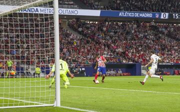 1-0. Antoine Griemzann marcó el primer gol tras una asistencia de Diego Costa.