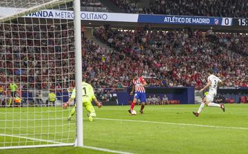 1-0. Antoine Griemzann marc¨® el primer gol tras una asistencia de Diego Costa.