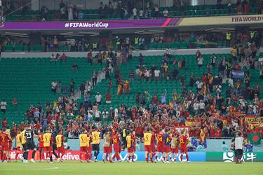 Los jugadores de la Selección española saludando a los seguidores de España que permanecen en las gradas del estadio al final del partido.
