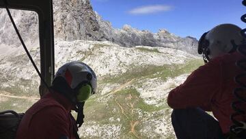 Dos operarios del 112 de Cantabria buscan dos senderistas en los Picos de Europa.