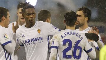Jair y Francés celebran junto a sus compañeros la victoria lograda frente al Logroñés.