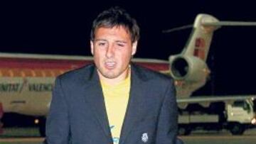 <b>EN MULETAS. </b>Cazorla regresó con el resto del equipo.